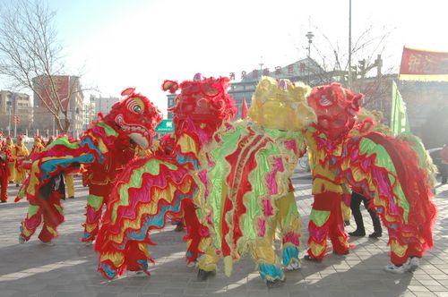 酒泉市2011年元宵節(jié)社火匯演期間，部分社火隊(duì)來(lái)公司拜年